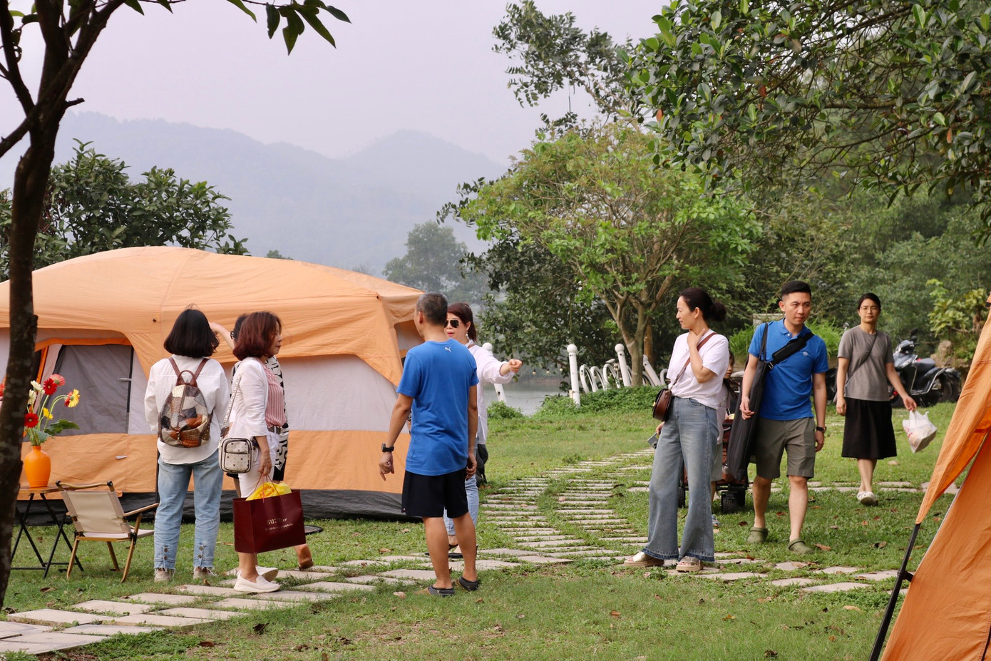 Không cần mất quá nhiều thời gian để tìm kiếm hay di chuyển, Hồ Đồng Đò (Sóc Sơn) nằm cách trung tâm thành phố Hà Nội khoảng 40km gần đây đang thu hút hàng nghìn người đến trải nghiệm cắm trại mỗi tuần. Thời điểm giao mùa này, đến hồ Đồng Đò du khách sẽ dễ dàng cảm nhận được sự thanh mát, trong lành của khí hậu nơi đây. Trời mát dịu, gió hiu hiu cả ngày. Không những được hòa mình vào giữa đồi thông mà khi đến đây còn được trải nghiệm dịch vụ chèo thuyền giữa hồ.