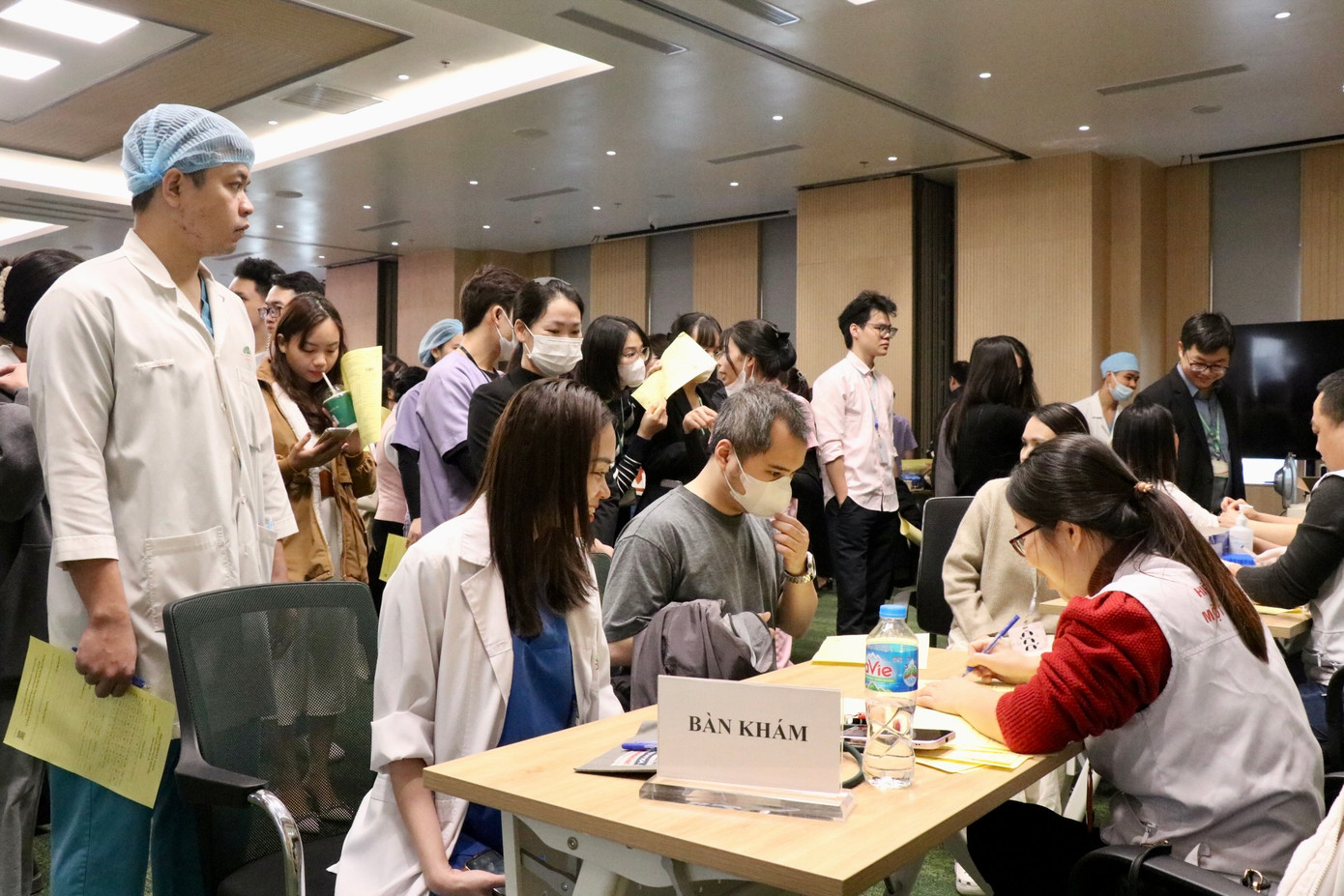 Từ sáng sớm, nhiều người đã có mặt tại hội trường tầng 4 Bệnh viện Đa khoa Hồng Ngọc - Phúc Trường Minh để tham gia chương trình hiến máu “Blouse trắng - Trái tim hồng”.