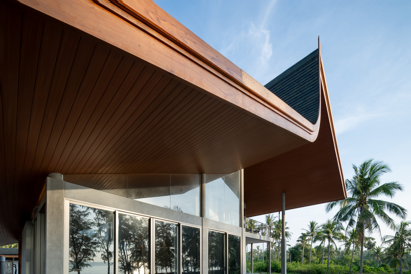 Ngôi nhà được xây dựng trên nền đá vững chắc, được che chở bởi một mái nhà lớn uốn lượn như làn sóng vỗ nhẹ giữa không trung.