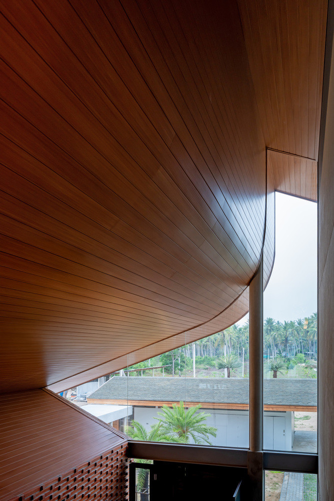 Phần mái nhà lớn uốn lượn mềm mại, tạo sự uyển chuyển cho không gian sống.