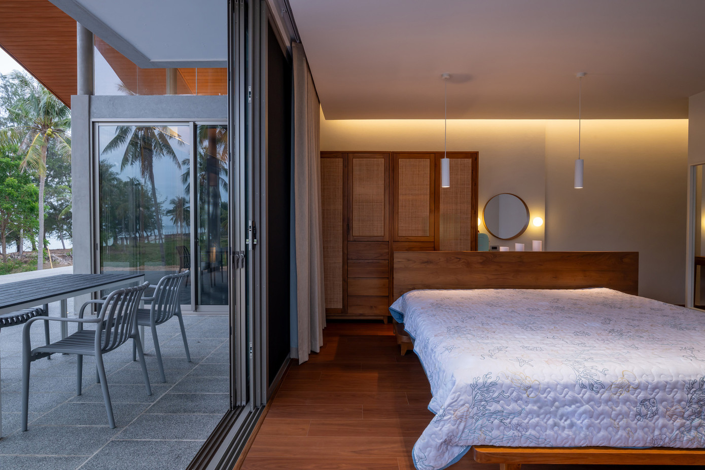 Các phòng ngủ được bố trí như một căn nhà phố cổ điển, mang đến cảm giác thân thuộc giữa không gian mở bao la.