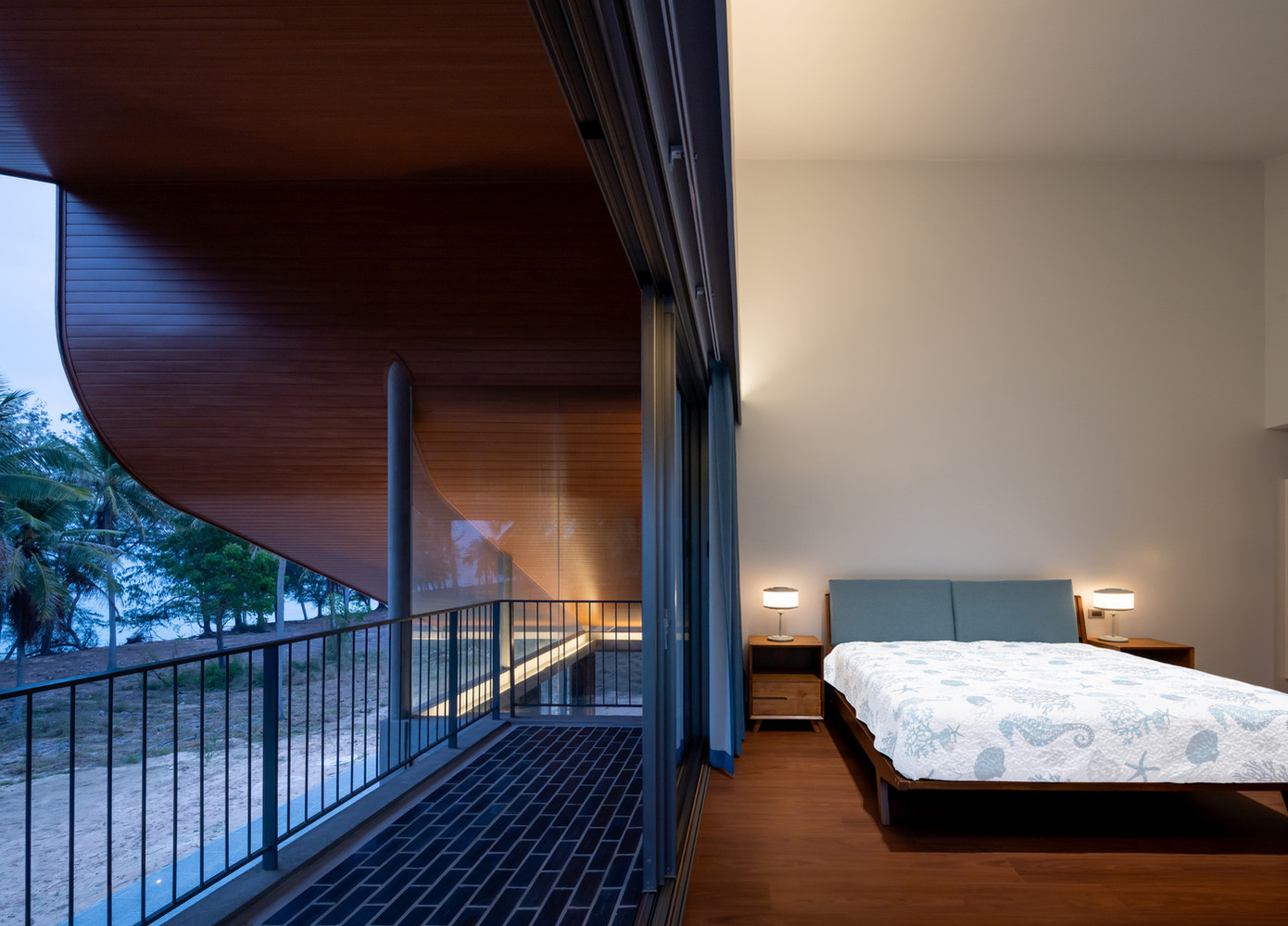 Các phòng ngủ được bố trí như một căn nhà phố cổ điển, mang đến cảm giác thân thuộc giữa không gian mở bao la.