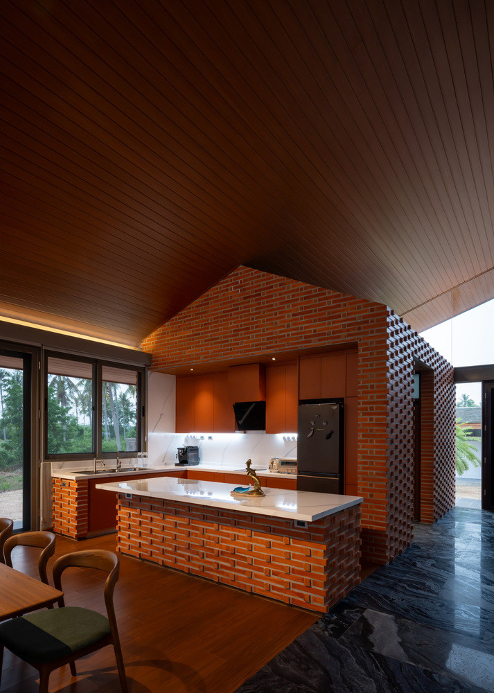 Kiến trúc sư khéo kéo đưa một ngôi nhà nhỏ biệt lập kiểu "tiny house" và một sala truyền thống Thái Lan với những hình ảnh văn hoá đậm bản sắc.