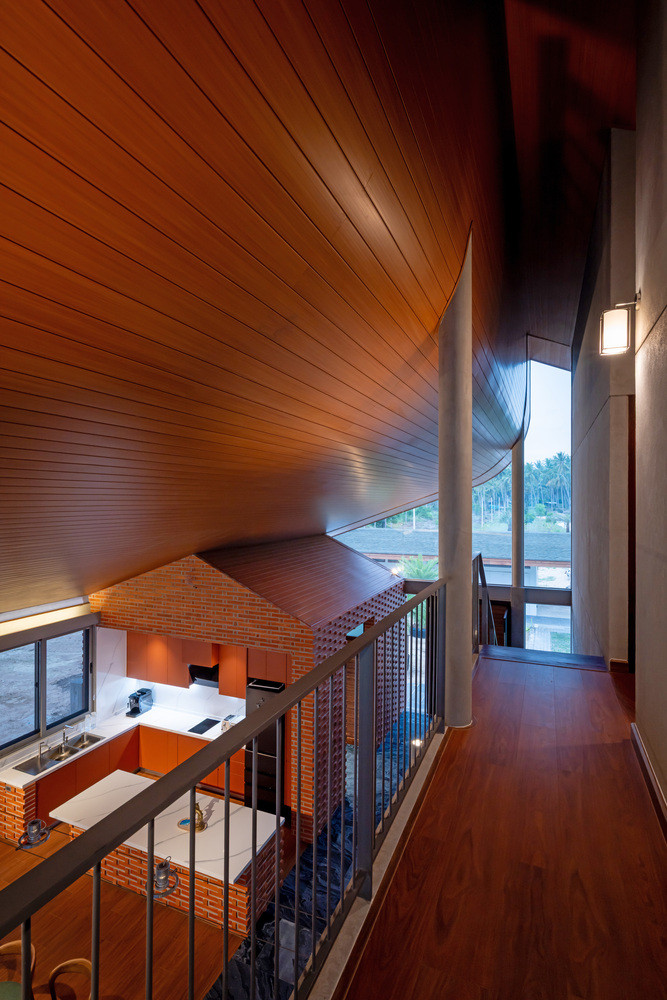 Phần mái nhà lớn uốn lượn mềm mại, tạo sự uyển chuyển cho không gian sống.