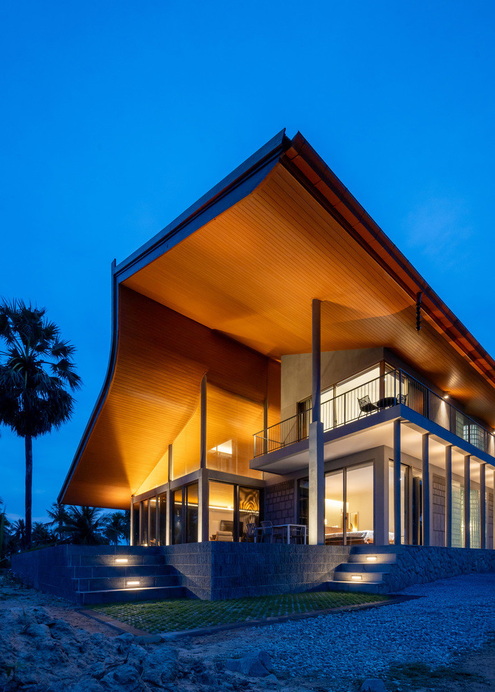 Không gian ngôi nhà mở để đón gió biển và cũng là cách để mọi thứ thông thoáng, dễ thở hơn.