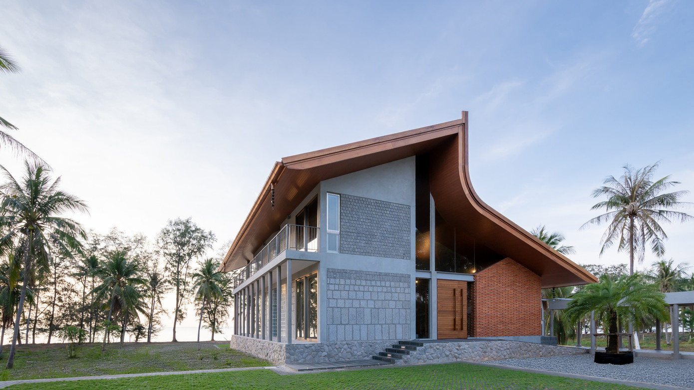 Nhóm kiến trúc sư đã sáng tạo nên một tổ hợp kiến trúc độc đáo, một căn nhà mang kiểu cách như là shophouse bên cạnh một kho nhỏ bằng gạch.