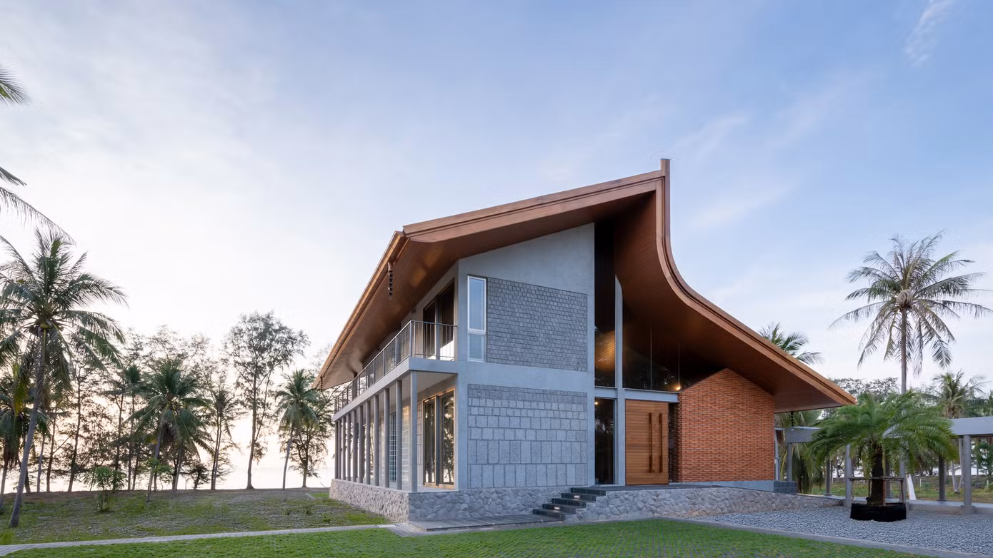 Nhóm kiến trúc sư đã sáng tạo nên một tổ hợp kiến trúc độc đáo, một căn nhà mang kiểu cách như là shophouse bên cạnh một kho nhỏ bằng gạch. Nhóm kiến trúc sư đã sáng tạo nên một tổ hợp kiến trúc độc đáo, một căn nhà mang kiểu cách như là shophouse bên cạnh một kho nhỏ bằng gạch.