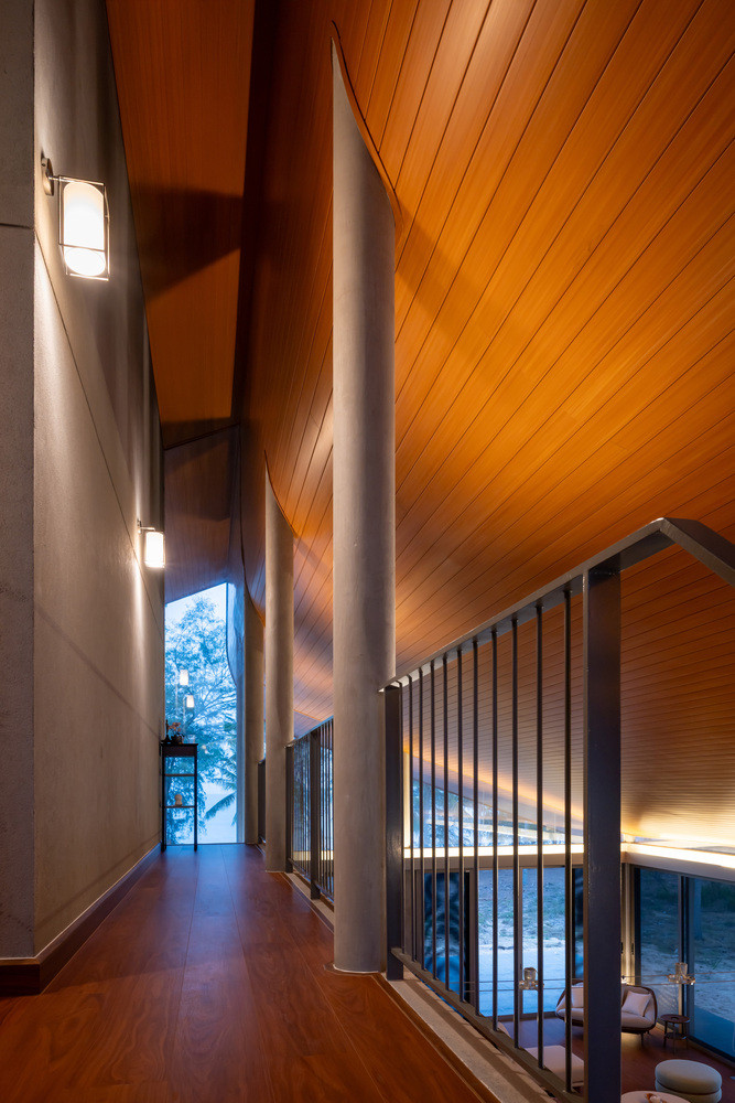 Phần mái ngói không chỉ là điểm nhấn thị giác mà còn là nơi kết nối tất cả các không gian sống với nhau.