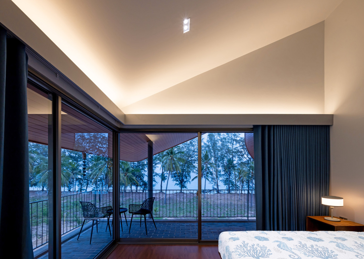 Các phòng ngủ được bố trí như một căn nhà phố cổ điển, mang đến cảm giác thân thuộc giữa không gian mở bao la.