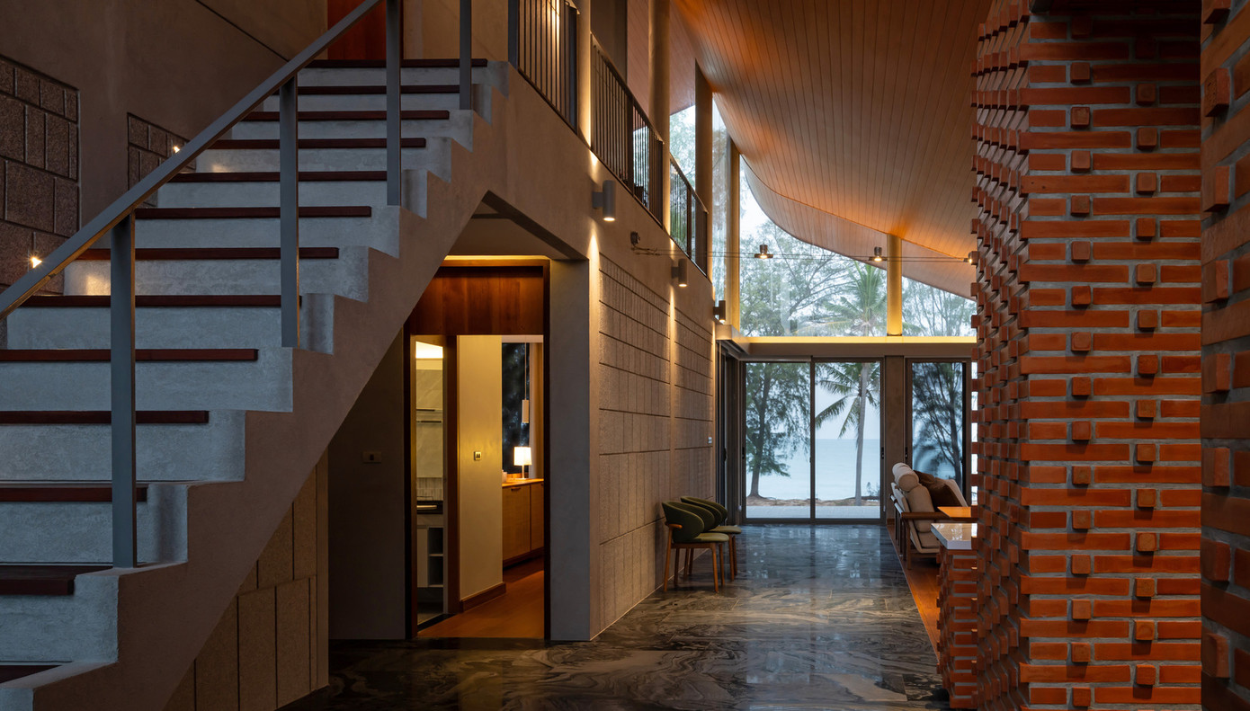 Thay vì chia các phòng theo chiều ngang như đa số biệt thự ven biển, gia chủ chọn "xếp tầng" để tiết kiệm diện tích đồng thời tạo nên một khối chặt chẽ, cân đối.