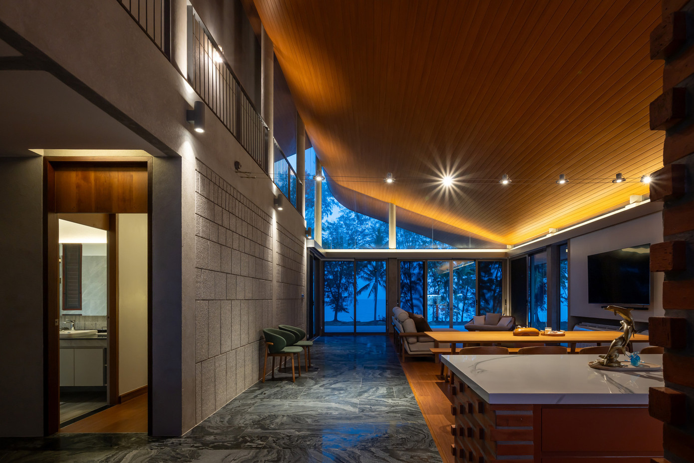 Ngôi nhà được thiết kế như một khối hai tầng nhỏ gọn, với bốn phòng ngủ được xếp lớp như những tầng nhà phố.