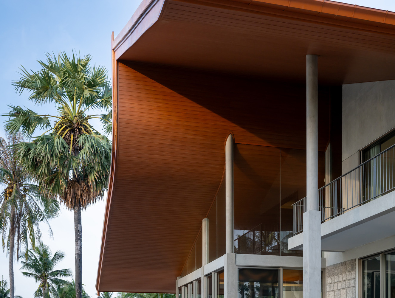 Ngôi nhà được xây dựng trên nền đá vững chắc, được che chở bởi một mái nhà lớn uốn lượn như làn sóng vỗ nhẹ giữa không trung.