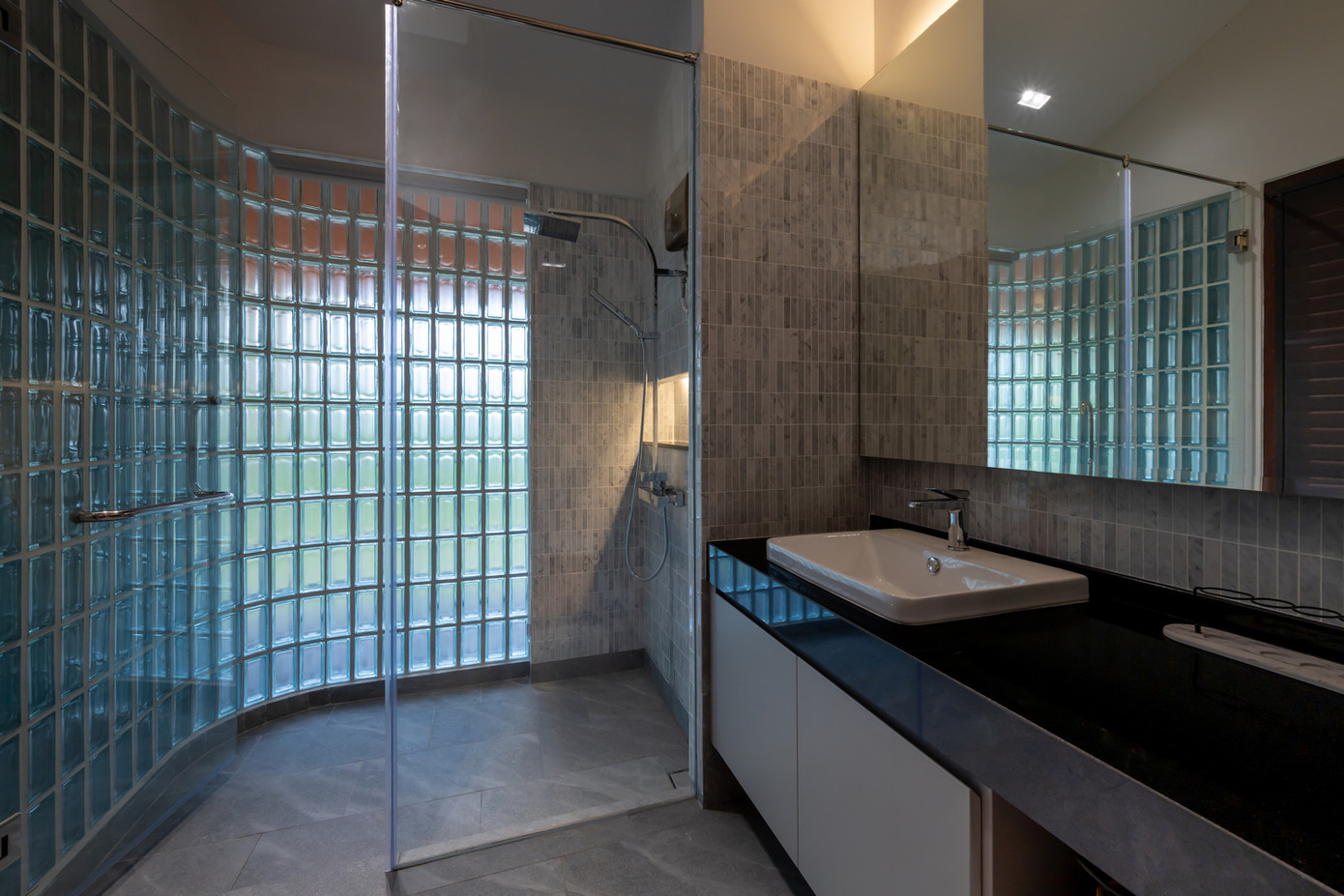 Nhà tắm được thiết kế theo phong cách hiện đại với điểm nhấn là bức tường thuỷ tinh.