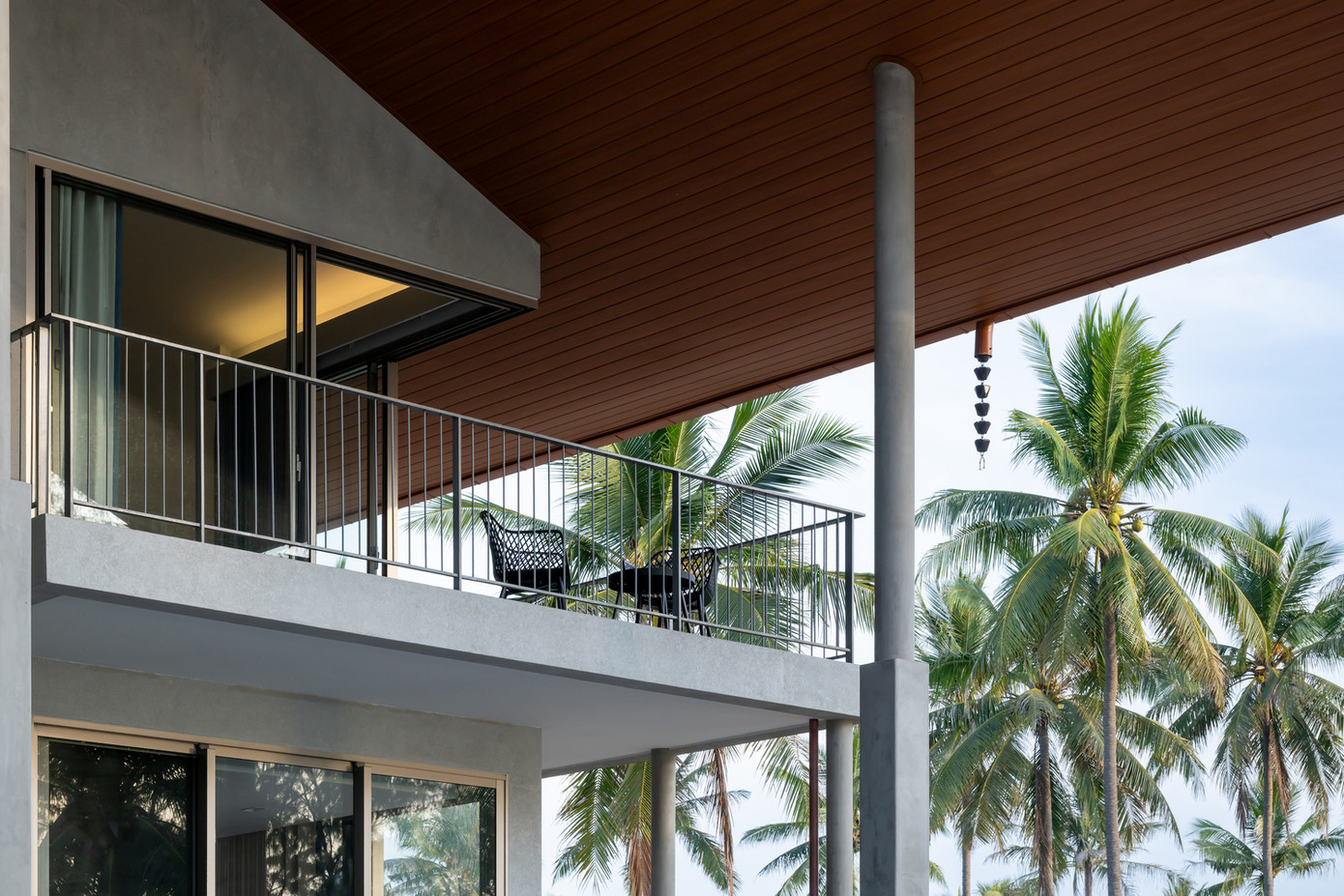 Ở không gian mở thênh thang, nơi người ta thường chọn kiểu kiến trúc nghỉ dưỡng trải dài nhưng chủ nhà lại bị cuốn hút bởi sự gọn gàng, hiệu quả và thực tế của nhà phố đô thị.