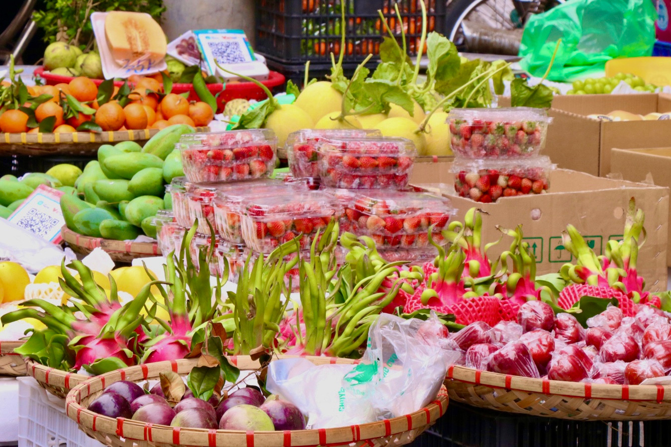 Nhiều đồ cúng rằm nằm trên kệ.