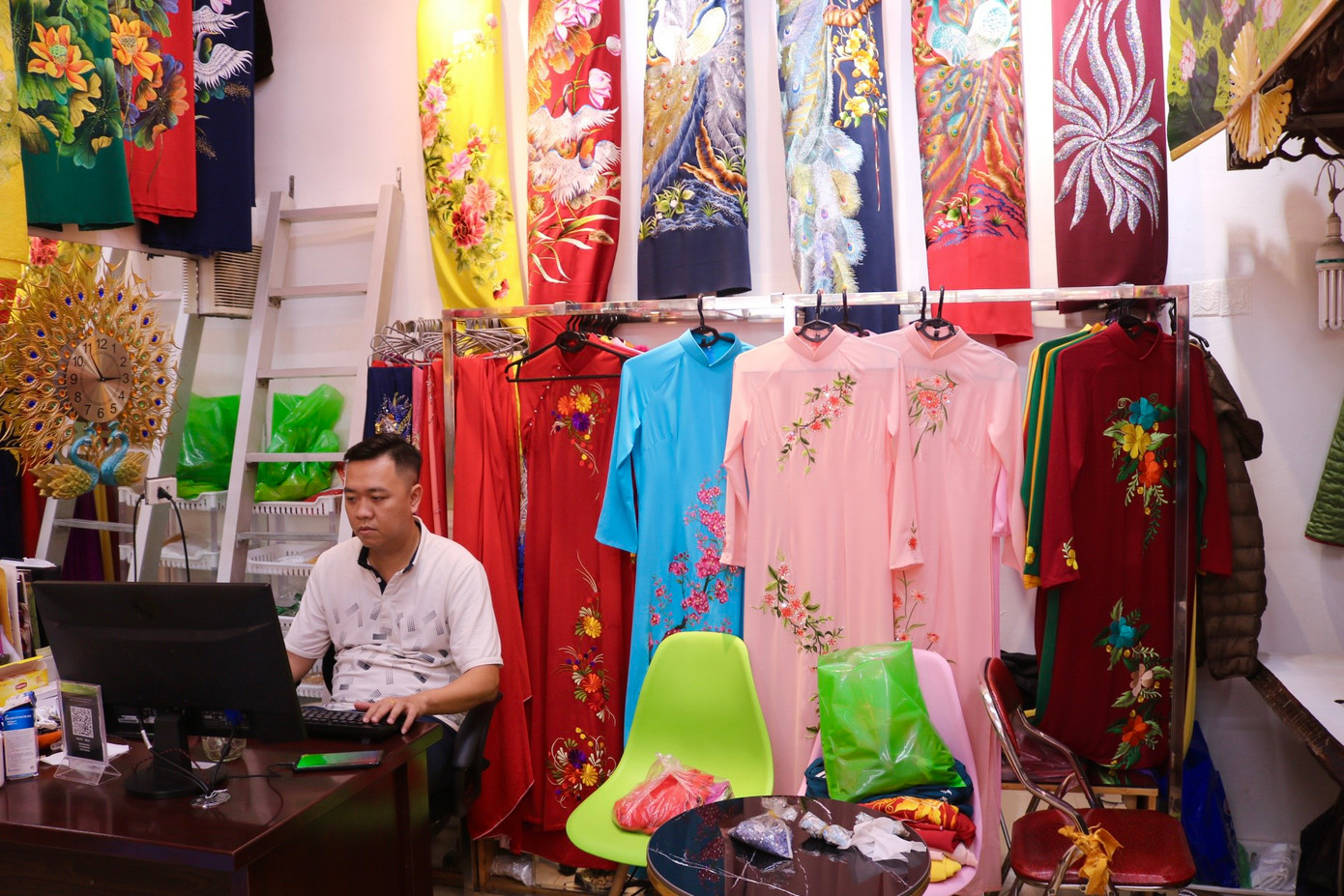 "Tôi mong muốn rằng chiếc áo dài Vinh Trạch sẽ làm nên thương hiệu để sau này các bạn trẻ có thể tiếp cận được với tà áo dài truyền thống và lưu truyền mãi đến mai sau. Sống với nghề thì phải cũng tìm cách giữ nghề nên tôi cũng truyền lại nghề cho con cho cháu mình như chính cách chúng tôi đã được học từ ông bà, cha mẹ mình vậy. Truyền nghề một cách tự nhiên nhất để cho tình yêu với chiếc áo dài nảy nở dần và ngấm vào máu thế hệ mai sau mới là cách hiệu quả nhất. Tôi hy vọng con cái tiếp nối nghề truyền thống của gia đình và đưa được áo dài vươn tầm thế giới", anh Đạt cho hay. "Tôi mong muốn rằng chiếc áo dài Vinh Trạch sẽ làm nên thương hiệu để sau này các bạn trẻ có thể tiếp cận được với tà áo dài truyền thống và lưu truyền mãi đến mai sau. Sống với nghề thì phải cũng tìm cách giữ nghề nên tôi cũng truyền lại nghề cho con cho cháu mình như chính cách chúng tôi đã được học từ ông bà, cha mẹ mình vậy. Truyền nghề một cách tự nhiên nhất để cho tình yêu với chiếc áo dài nảy nở dần và ngấm vào máu thế hệ mai sau mới là cách hiệu quả nhất. Tôi hy vọng con cái tiếp nối nghề truyền thống của gia đình và đưa được áo dài vươn tầm thế giới", anh Đạt cho hay.