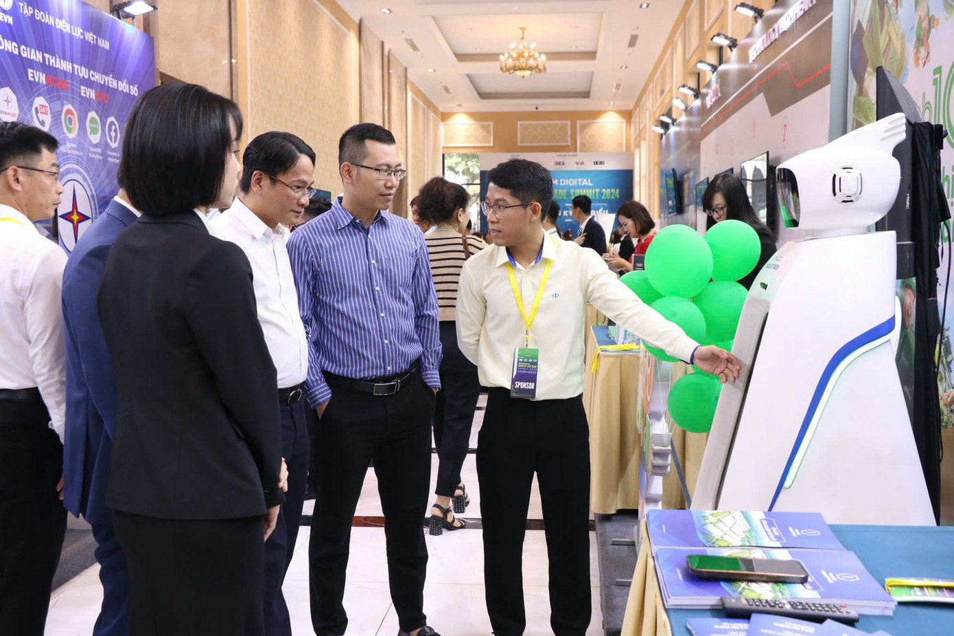 Triển lãm các công nghệ, giải pháp chuyển đổi số, sản xuất thông minh, ứng dụng thương mại điện tử.