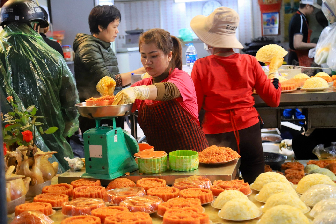 Xôi được bán nhiều thường là xôi gấc và xôi trắng, có giá từ 60.000-120.000 đồng/đĩa. Chia sẻ với PV, chị Hoàng Dung (chủ quán gà) cho biết hôm nay, ngay từ sáng sớm lượng khách tới mua gà đã tăng đột biến. Cửa hàng phải thuê thêm nhân công để làm mới kịp phục vụ khách.