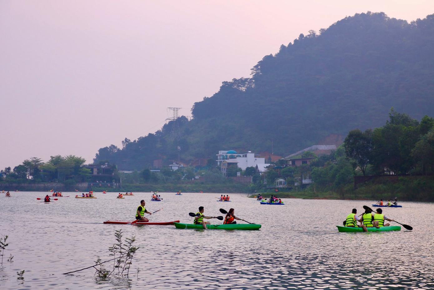 Hồ Đồng Đò có chiều ngang khá hẹp, chỗ lớn nhất là gần mặt đập Đồng Đò, khoảng 300 m, đoạn đuôi hồ chỉ rộng khoảng 100m chỗ cây cầu tình yêu bắc qua hồ. Chiều dài hồ khoảng hơn 2 km. Khí hậu ở Hồ Đồng Đò vô cùng thoáng mát, không khí trong lành. Hồ Đồng Đò có chiều ngang khá hẹp, chỗ lớn nhất là gần mặt đập Đồng Đò, khoảng 300 m, đoạn đuôi hồ chỉ rộng khoảng 100m chỗ cây cầu tình yêu bắc qua hồ. Chiều dài hồ khoảng hơn 2 km. Khí hậu ở Hồ Đồng Đò vô cùng thoáng mát, không khí trong lành.