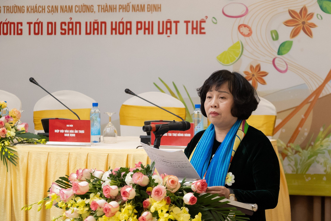 Nghệ nhân Lê Thị Thiết - Chủ tịch Hiệp hội Văn hóa Ẩm thực tỉnh Nam Định, phát biểu tại buổi họp báo. Nghệ nhân Lê Thị Thiết - Chủ tịch Hiệp hội Văn hóa Ẩm thực tỉnh Nam Định, phát biểu tại buổi họp báo.