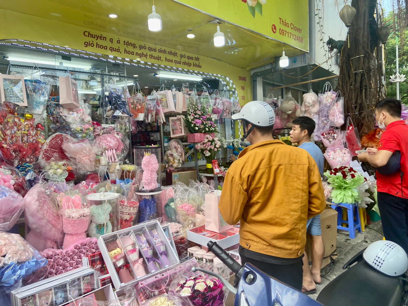 Chủ cửa hàng cho biết khách đến mua chuộng những bó &quot;hoa gấu bông&quot; hoặc những bó, giỏ bánh kẹo.