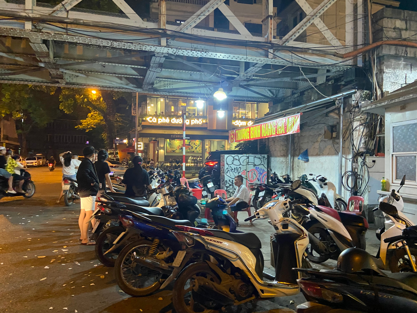 Xe để kín trên vỉa hè, dưới lòng đường - ảnh chụp tại một đoạn đường trên phố Phùng Hưng