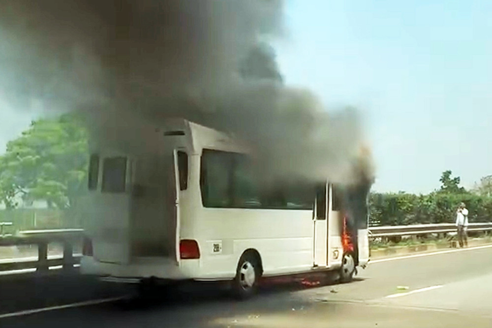 Hiện trường vụ cháy xe tang trên cao tốc Nội Bài - Lào Cai. Ảnh: D.N