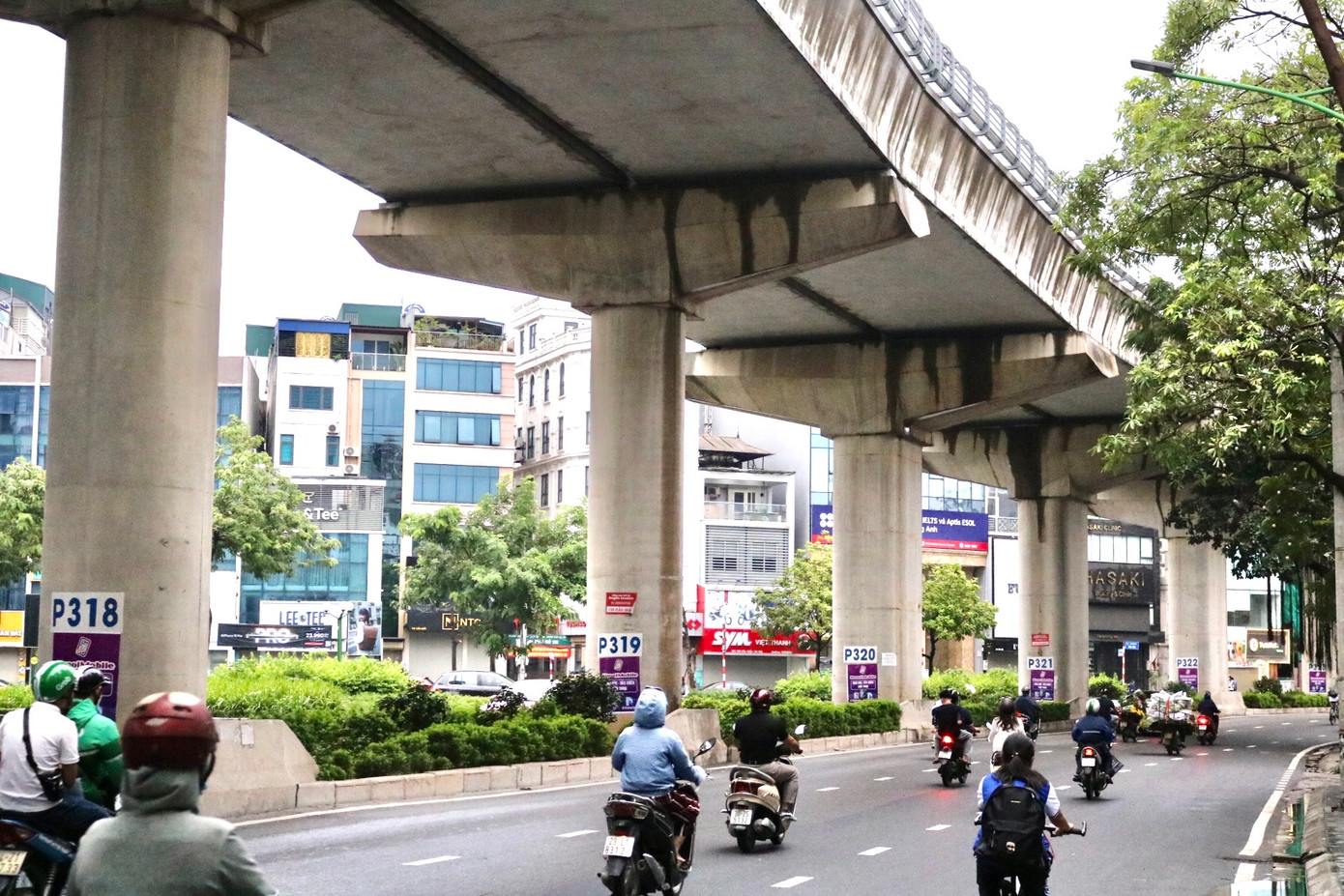 Dự án Metro Nhổn - ga Hà Nội được khởi công vào tháng 9/2010 có chiều dài 12,5 km (gồm 8,5 km trên cao và 4km đi ngầm) với 12 nhà ga, 1 depot rộng 15,/5 ha và 10 đoàn tàu.