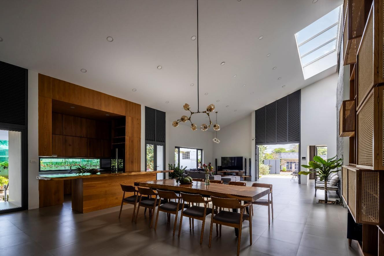 Với giải pháp bố trí mặt bằng công năng như vậy, ánh sáng, không khí có thể tiếp cận bên trong từ bốn hướng, qua đó, giúp bên trong ngôi nhà khi nào cũng mát mẻ và ngập tràn ánh sáng.