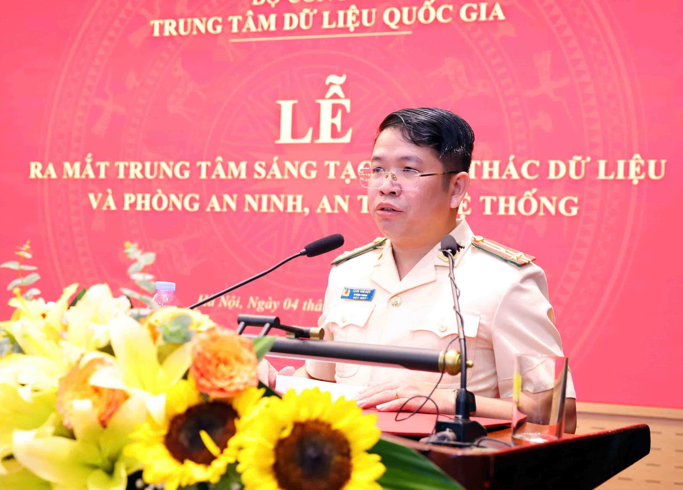 Thượng tá Đặng Văn Hiệu, Trưởng Phòng An ninh, an toàn hệ thống, phát biểu tại buổi lễ. Thượng tá Đặng Văn Hiệu, Trưởng Phòng An ninh, an toàn hệ thống, phát biểu tại buổi lễ.