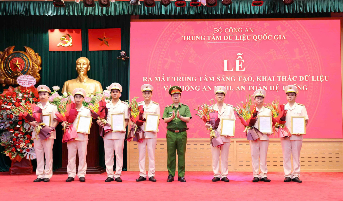 Thiếu tướng Nguyễn Ngọc Cương, Giám đốc Trung tâm Dữ liệu quốc gia trao quyết định cho các lãnh đạo Trung tâm Sáng tạo, khai thác dữ liệu và Phòng An ninh, an toàn hệ thống. Thiếu tướng Nguyễn Ngọc Cương, Giám đốc Trung tâm Dữ liệu quốc gia trao quyết định cho các lãnh đạo Trung tâm Sáng tạo, khai thác dữ liệu và Phòng An ninh, an toàn hệ thống.