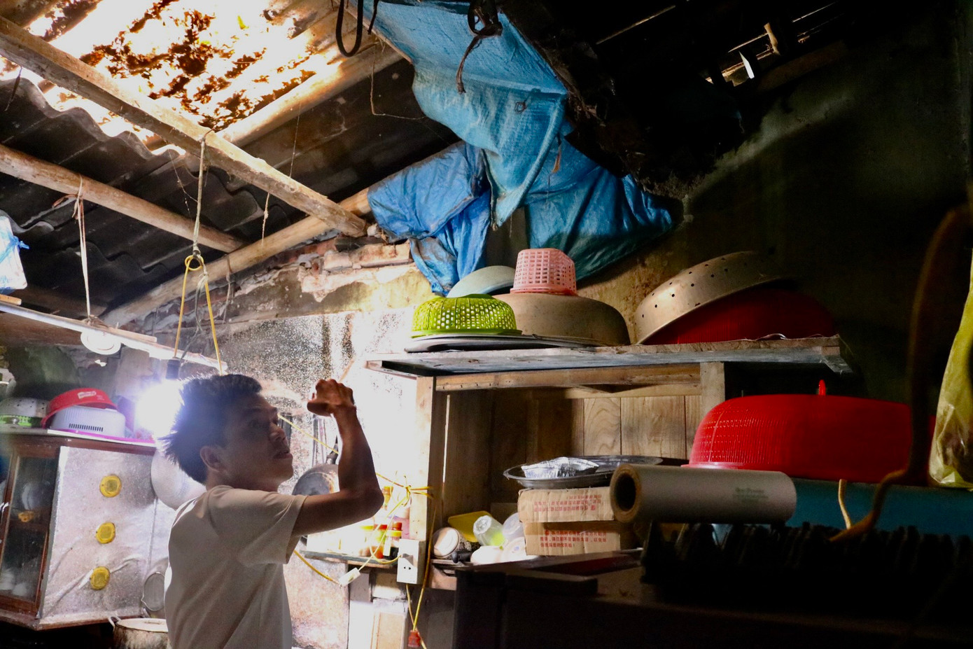 Bên trong căn nhà rộng 18 mét vuông của gia đình anh Hoàng Văn Hải ngổn ngang đồ đạc, được kê đến 2 cái giường để cho 5 người cùng sinh sống. Anh Hải cho biết: "Trước bố mẹ tôi đều là công nhân xây dựng công ty 2 Hà Tuyên nên được cấp nhà ở đây. Tính đến nay, gia đình nhà tôi đã ở đây hơn 40 năm rồi. Hiện tại, những căn nhà đã xuống cấp trầm trọng, có những hôm trời mưa, đến nửa đêm nước chảy xuống giường, mọi người gọi nhau dậy để kéo giường ra chỗ khác."