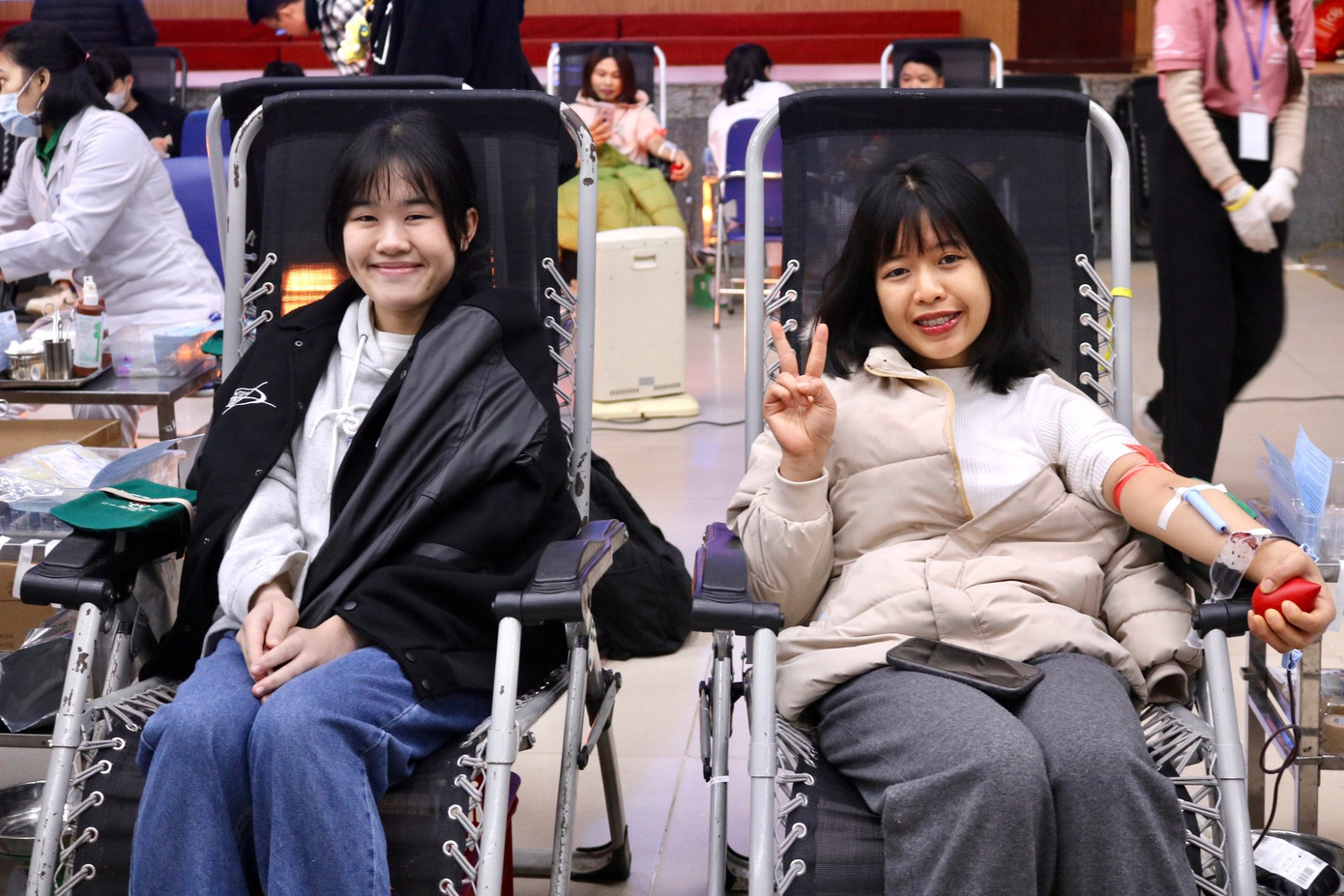 Bạn Trương Thùy Dương (bên trái) hiện đang là sinh viên Trường Đại học Mỏ - Địa chất từ sáng sớm đã từ Cổ Nhuế qua Viện Huyết học để tham gia Chủ Nhật Đỏ, cô chia sẻ: "Mình có theo dõi Fanpage của Viện và được biết đến chương trình Chủ Nhật Đỏ, mình cảm thấy đây là một chương trình rất ý nghĩa vì đem lại được những giọt máu kịp thời cho người bệnh vào dịp Tết Nguyên đán".