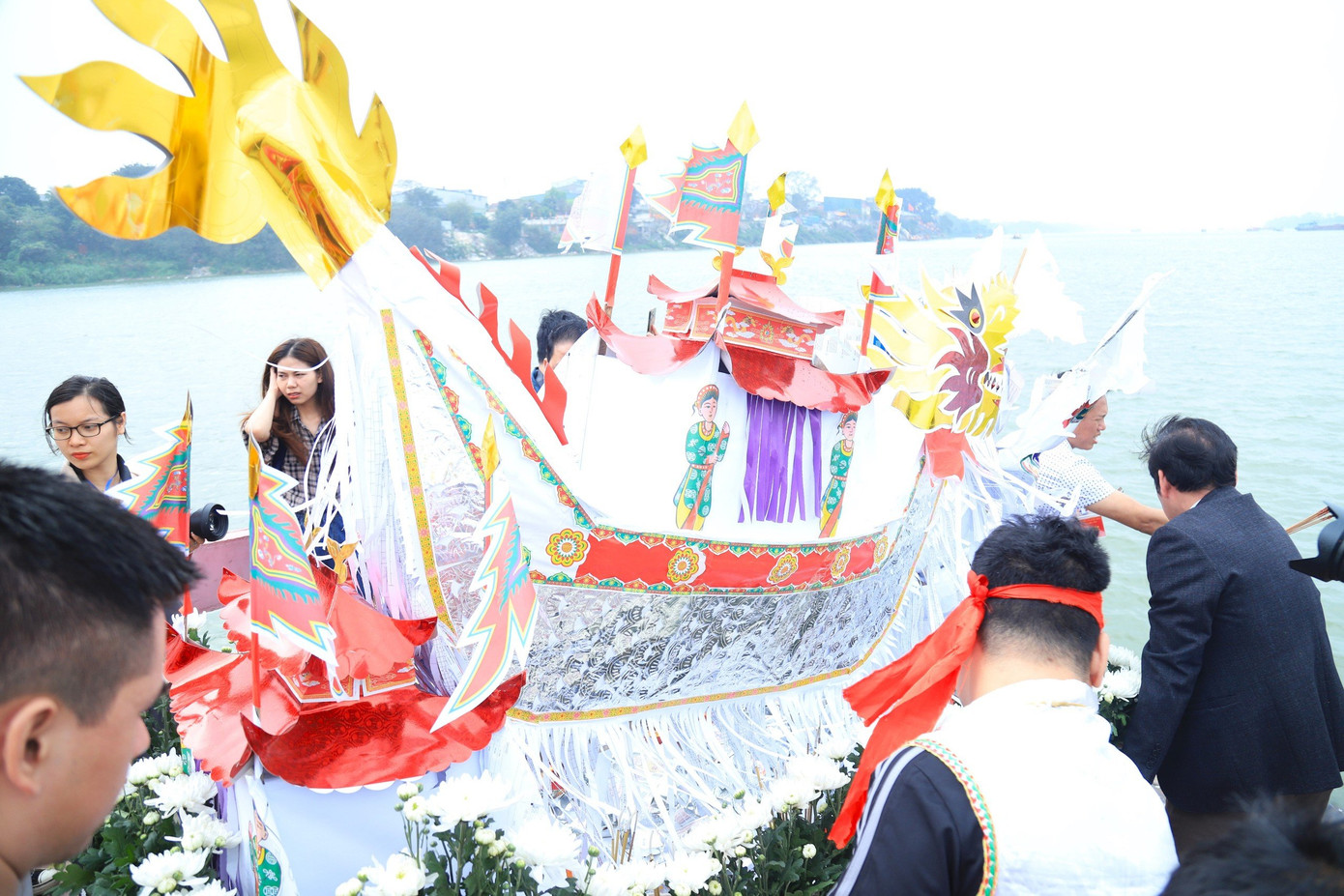 Nghi thức thả thuyền trong lễ rước nước được thực hiện giữa sông Hồng.
