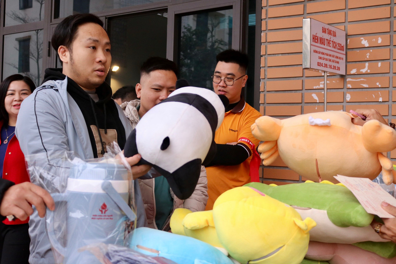 Người hiến máu được nhận những phần quà dễ thương từ chương trình.