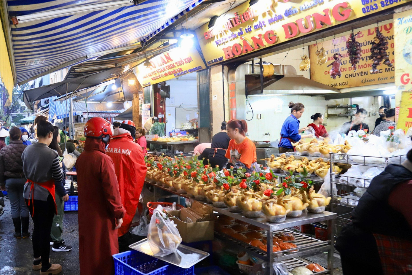 Ngay từ sáng sớm nhiều người dân đã đến chờ để "rước" gà ngậm hoa hồng về cho kịp chuẩn bị mâm lễ cúng rằm tháng Giêng.