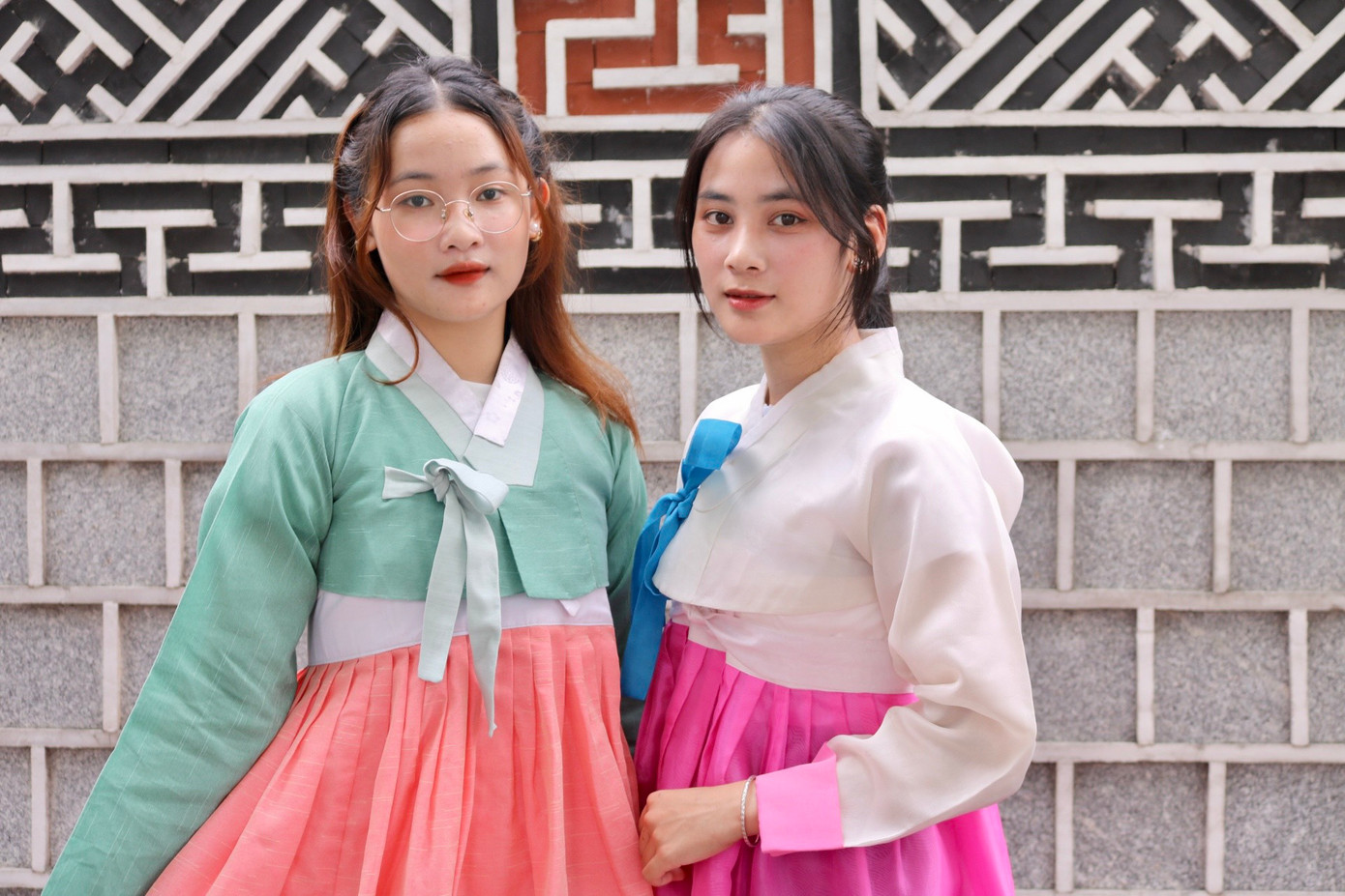 Bạn Nguyễn Thùy Dung (sinh viên năm 2, Trường Đại học Nông Nghiệp Việt Nam) chia sẻ: "Mình biết đến lễ hội này thông qua một người bạn đang theo học tại trường Đại học Văn hóa. Không khí lễ hội ngày hôm nay thực sự rất sôi động. Mọi người đến được trải nghiệm nhiều đặc sắc trong văn hóa Hàn Quốc như trang phục, đồ ăn...".