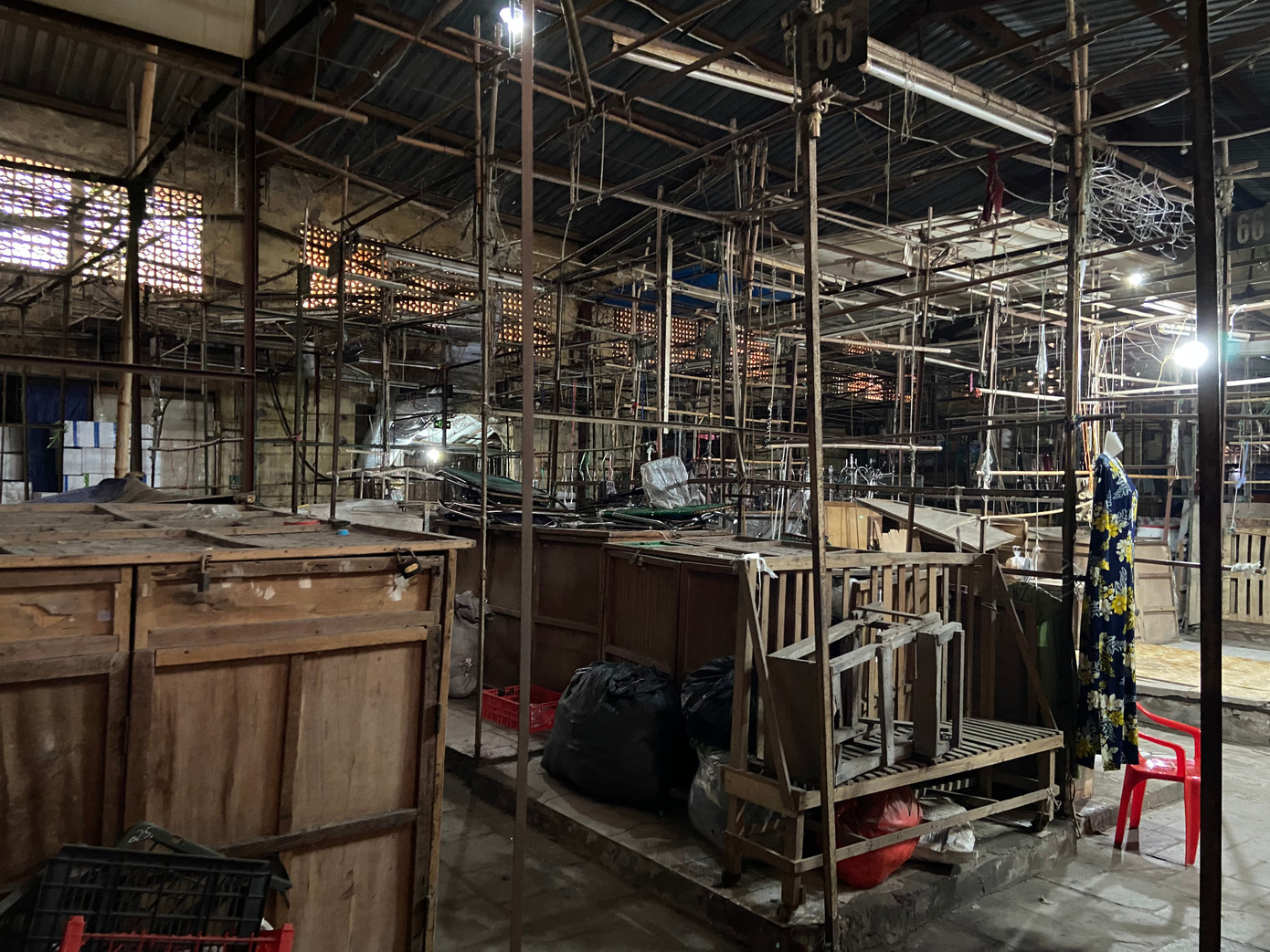 Những giá sắt treo hàng của các hộ kinh doanh quần áo nay đã hoen gỉ, trơ khung, không có người bán. Những giá sắt treo hàng của các hộ kinh doanh quần áo nay đã hoen gỉ, trơ khung, không có người bán.