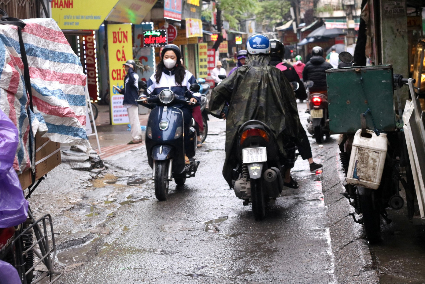 Một người dân thường xuyên đi qua con đường này chia sẻ: "Ở đây trời nắng thì bụi, mưa thì bẩn. Mặt đường gồ ghề đầy ổ voi, ổ gà nên tiềm ẩn nhiều nguy hiểm đối với người tham gia giao thông và cả người đi bộ".