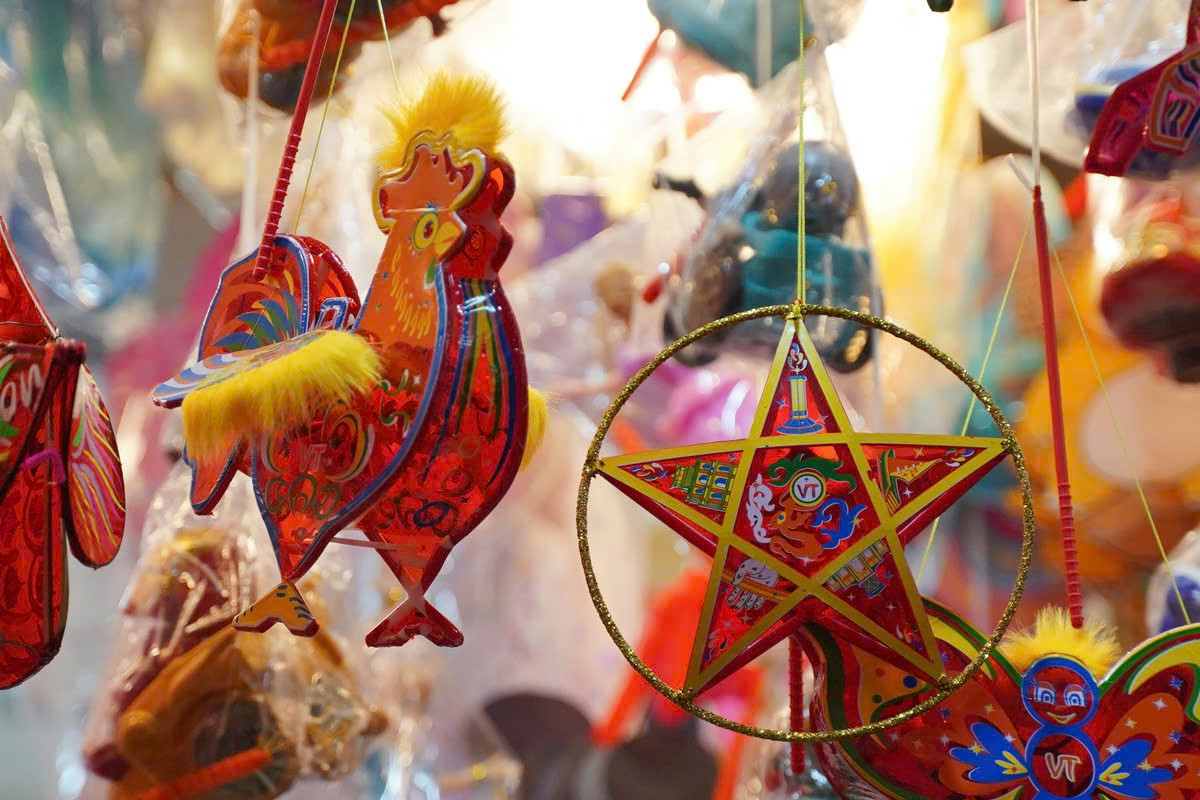 Nhiều món đồ chơi truyền thống bắt mắt với kích thước nhỏ được bày bán nhiều tại các cửa hàng.