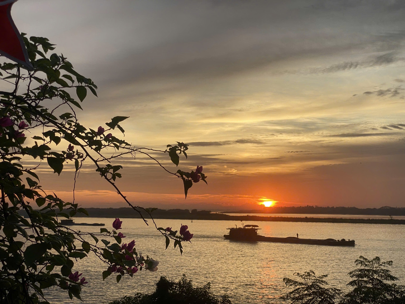 Khoảnh khắc mặt trời xuống núi ở đây diễn ra rất nhanh.