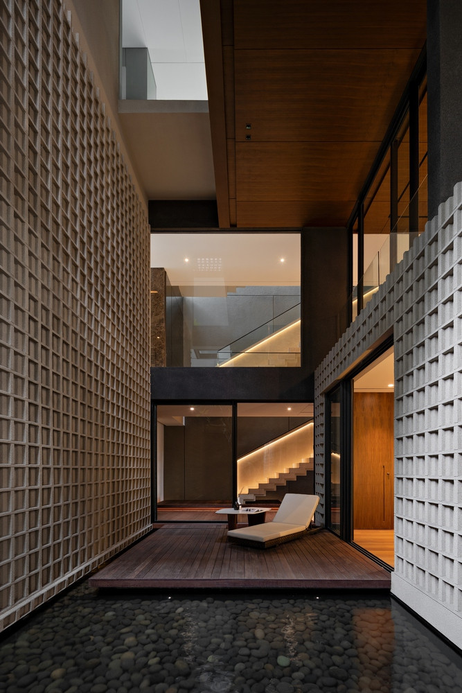 Thay vì tách biệt các khu vực bằng tường, công trình ưu tiên phân chia bằng vật liệu nhẹ và ánh sáng tạo ra "phân vùng mềm" đầy uyển chuyển.