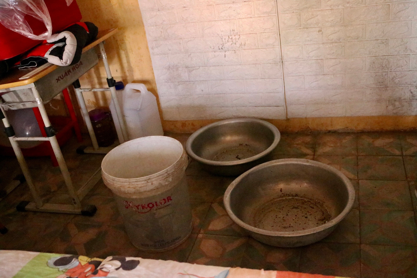 Mùa mưa, chậu và xô lúc nào cũng để sẵn trong nhà để hứng nước. Một người dân tại đây cho biết, chỉ cần mưa to một tiếng, trong nhà có thể hứng được 3 xô nước.