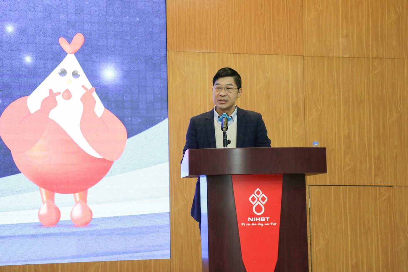 Phát biểu tại chương trình TS.BS. Trần Ngọc Quế, Giám đốc Trung tâm Máu Quốc gia, Viện Huyết học – Truyền máu TW cho biết: "Tại thời điểm này, rất nhiều trung tâm máu trên toàn quốc đang xảy ra tình trạng khan hiếm máu do thiếu nguồn người hiến máu. Ngoài việc cung cấp máu cho 28 tỉnh/thành khu vực phía Bắc, Trung tâm Máu Quốc gia còn hỗ trợ cho khu vực Đồng bằng sông Cửu Long và một số địa phương như Thanh Hoá, Nghệ An. Do tình hình thời tiết và thời điểm cận Tết, nhiều chương trình hiến máu lớn đã không đạt được chỉ tiêu. Từ giờ đến Tết, Trung tâm Máu Quốc gia cần thêm khoảng 8.000 – 10.000 đơn vị máu cho người bệnh truyền máu trước Tết cũng như dự trữ máu ngay sau Tết”.