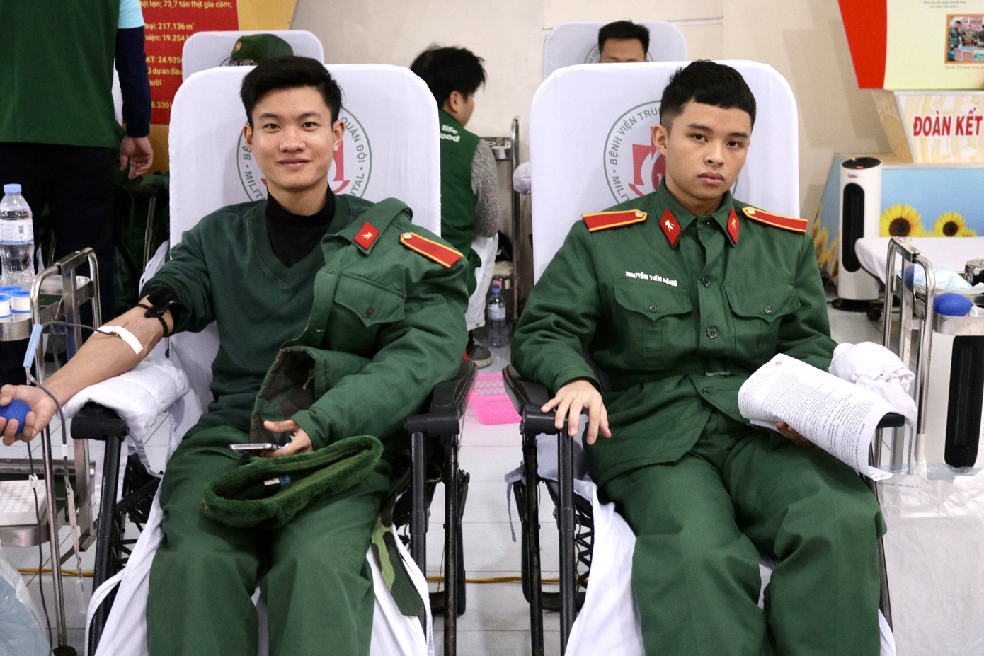 Với thông điệp "Hiến máu cứu người - Sinh mệnh của bạn và tôi", 16 năm phát động tổ chức thực hiện Chủ Nhật Đỏ, Học viện KTQS luôn sát cánh, đồng hành và phối hợp với các đơn vị, đặc biệt là Bệnh viện Trung ương Quân đội 108 và báo Tiền Phong tuyên truyền, vận động được trên 16.000 lượt cán bộ, giáo viên, công nhân viên, học viên, sinh viên, chiến sĩ đăng ký tham gia hiến máu, tiếp nhận trên 15.500 đơn vị máu an toàn. Với thông điệp "Hiến máu cứu người - Sinh mệnh của bạn và tôi", 16 năm phát động tổ chức thực hiện Chủ Nhật Đỏ, Học viện KTQS luôn sát cánh, đồng hành và phối hợp với các đơn vị, đặc biệt là Bệnh viện Trung ương Quân đội 108 và báo Tiền Phong tuyên truyền, vận động được trên 16.000 lượt cán bộ, giáo viên, công nhân viên, học viên, sinh viên, chiến sĩ đăng ký tham gia hiến máu, tiếp nhận trên 15.500 đơn vị máu an toàn.