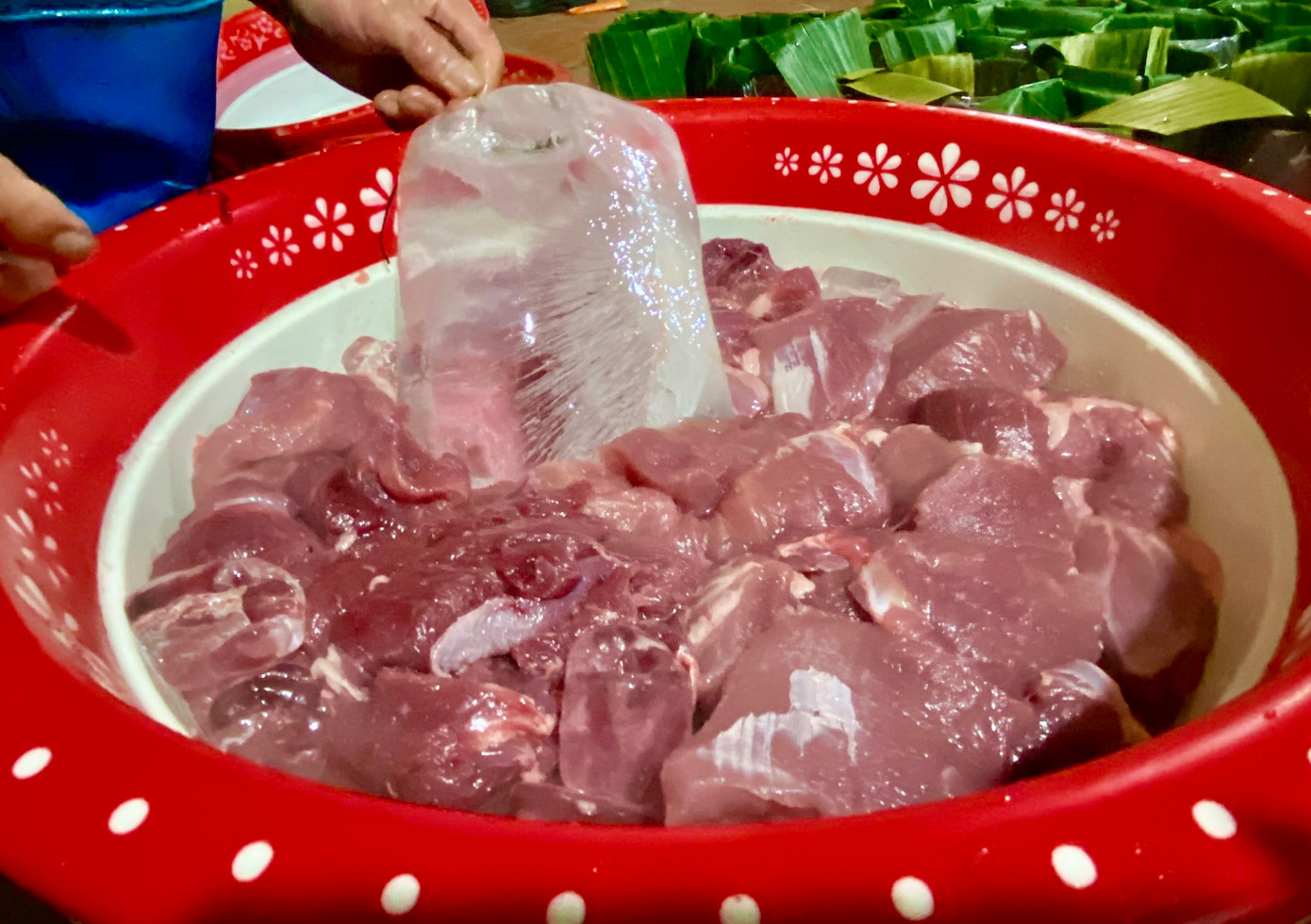 Thịt sau khi được cắt khúc phải bỏ ngay vào đá lạnh để làm cho thịt nguội và săn lại, khi xay không bị khô. Thịt sau khi được cắt khúc phải bỏ ngay vào đá lạnh để làm cho thịt nguội và săn lại, khi xay không bị khô.