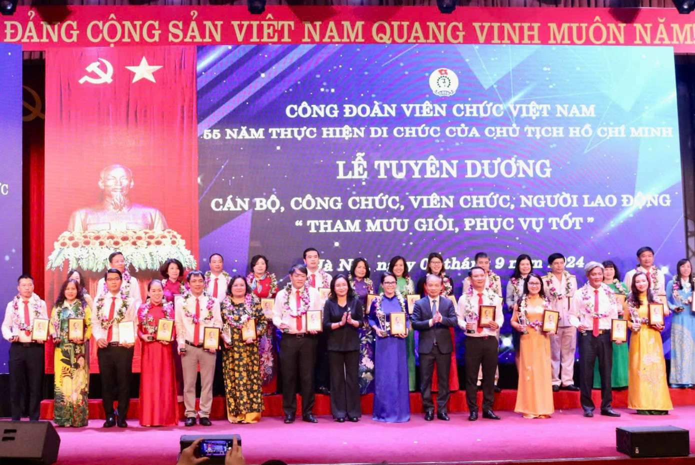 Các đại biểu xuất sắc trong phong trào thi đua "Tham mưu giỏi, phục vụ tốt" nhận biểu trưng và bằng khen.