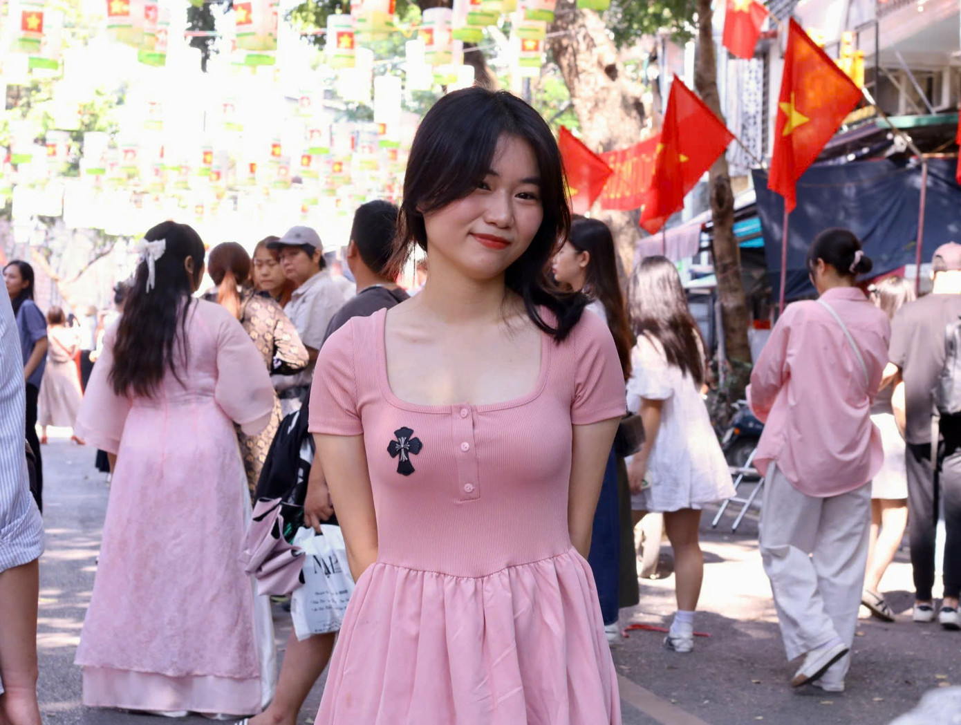 Nhiều bạn trẻ tìm đến phố bích họa Phùng Hưng để chụp cho mình những bức ảnh kỷ niệm nhân dịp kỷ niệm 70 năm ngày giải phóng Thủ đô.