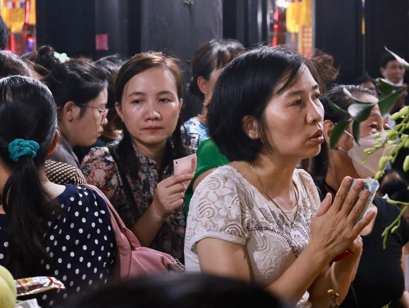 Theo nhiều người dân chia sẻ, việc đi dự lễ Vu lan đã trở thành thói quen hàng năm và cũng để bày tỏ lòng biết ơn, nhớ về cội nguồn. Người dân thành kính làm lễ cùng tụng kinh, niệm Phật cầu quốc thái dân an, siêu độ vong linh, gia đình bình an, hạnh phúc.