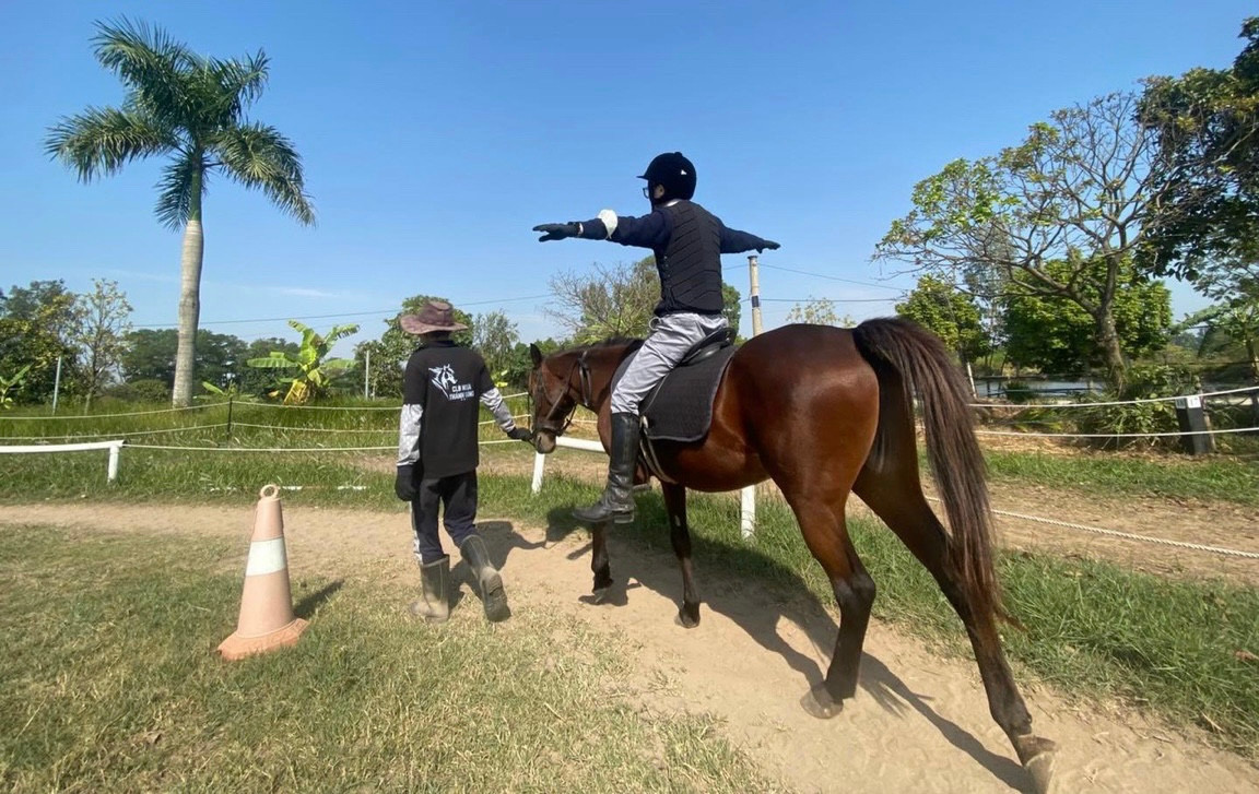 Ở những buổi tập luyện, học viên sẽ được HLV và trợ lý HLV kèm cặp, hướng dẫn từng động tác để làm quen với "môi trường trên lưng ngựa".